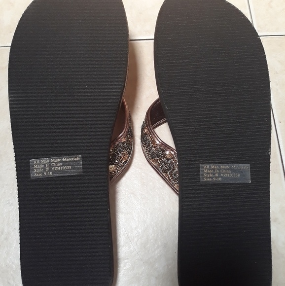 NWOT BRONZE SANDALS - Picture 4 of 5